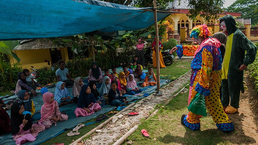 Potret Badut Memotivasi Anak-Anak Semangat Belajar Sambil Bermain - Bagian 2