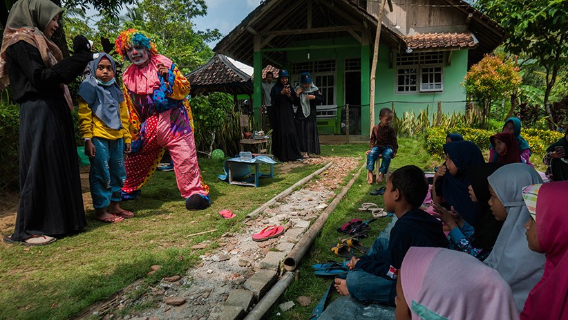 Potret Badut Memotivasi Anak-Anak Semangat Belajar Sambil Bermain - Bagian 1
