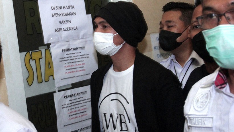 Penampakan Anji Jalani Pemeriksaan Kesehatan di Polres Jakbar - Bagian 2