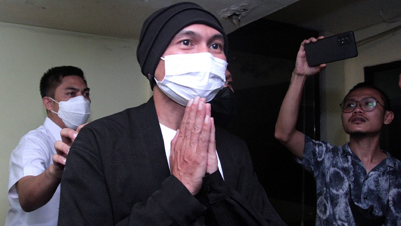 Penampakan Anji Jalani Pemeriksaan Kesehatan di Polres Jakbar - Bagian 1