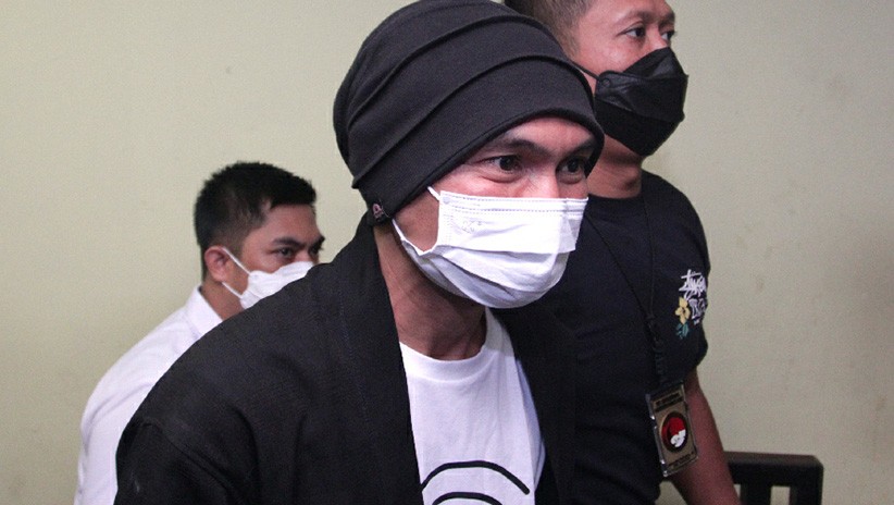 Penampakan Anji Jalani Pemeriksaan Kesehatan di Polres Jakbar - Bagian 3