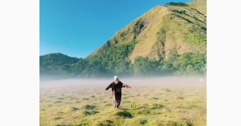 title Mirip Film Twilight, Lokasi Wisata Ini Ada di Savana Dandaun Lombok Mirip Film Twilight, Lokasi Wisata Ini Ada di Savana Dandaun Lombok