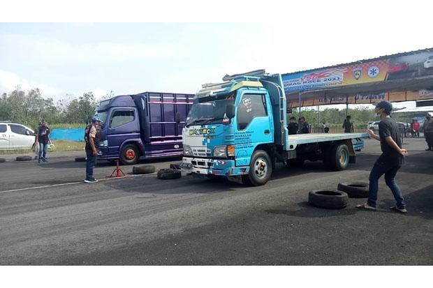 Belasan Truk Balapan Adu Kencang dalam Drag Truck di Gunungkidul