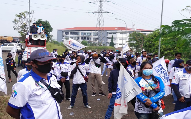 title Massa FSPMI Demo ke Kantor Pemda KBB, Bela Nasib 22 Buruh yang Dipecat Massa FSPMI Demo ke Kantor Pemda KBB, Bela Nasib 22 Buruh yang Dipecat