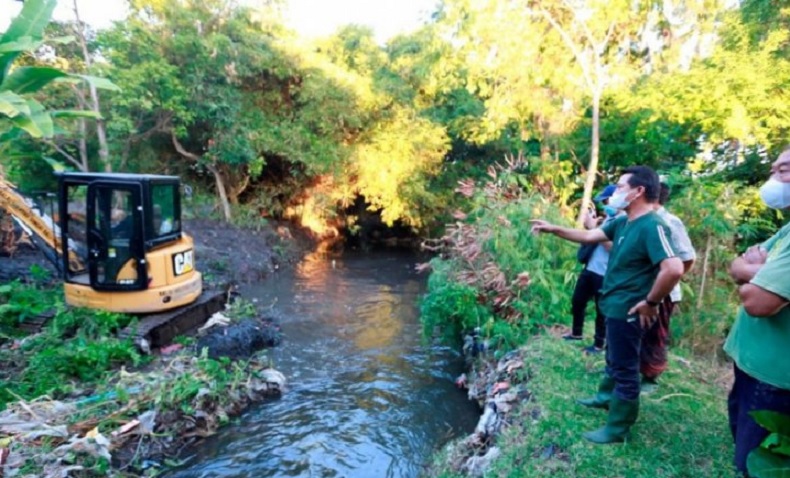Kerahkan Ekskavator, Bupati Klungkung Pantau Normalisasi Sungai Candigara