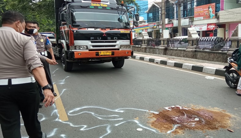 Terlindas Truk di Jalan Veteran Purwakarta, Remaja Berseragam Pramuka Tewas