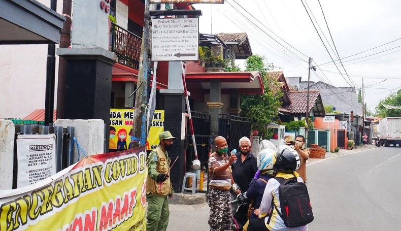 Petugas Satgas Covid-19 Jaga Akses Masuk ke Setiap Wilayah RW di Cimahi