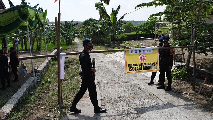 Puluhan Brimob Mabes Polri Jaga Ketat Desa Bantengan Madiun yang Dikarantina - Bagian 1