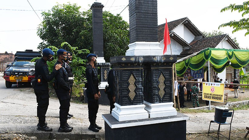 Puluhan Brimob Mabes Polri Jaga Ketat Desa Bantengan Madiun yang Dikarantina - Bagian 2