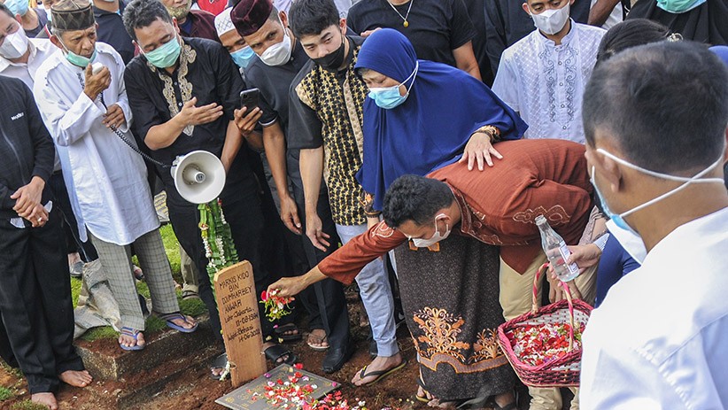 Suasana Haru Pemakaman Markis Kido di TPU Kebon Nanas - Bagian 2