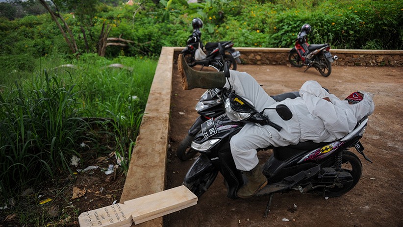 Potret Petugas Makam Kelelahan setelah Mengubur 30 Jenazah Covid Sehari  - Bagian 2