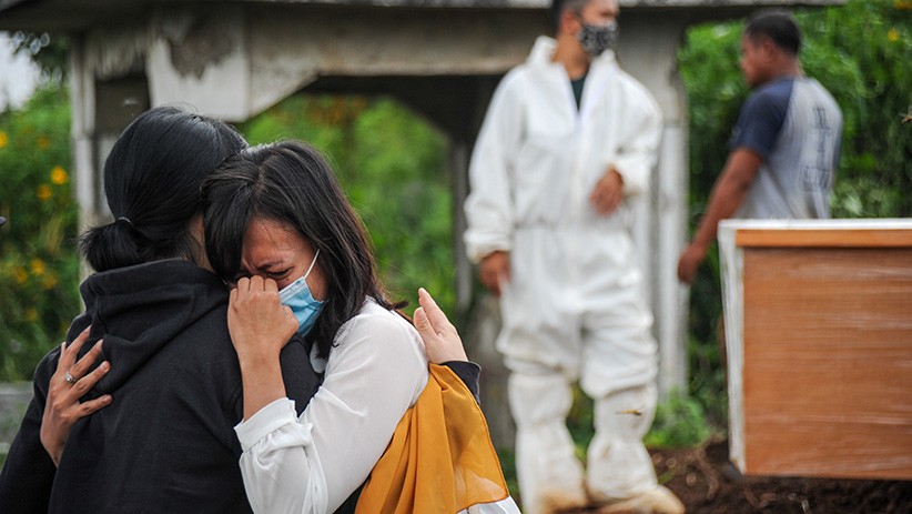 Potret Petugas Makam Kelelahan setelah Mengubur 30 Jenazah Covid Sehari  - Bagian 3
