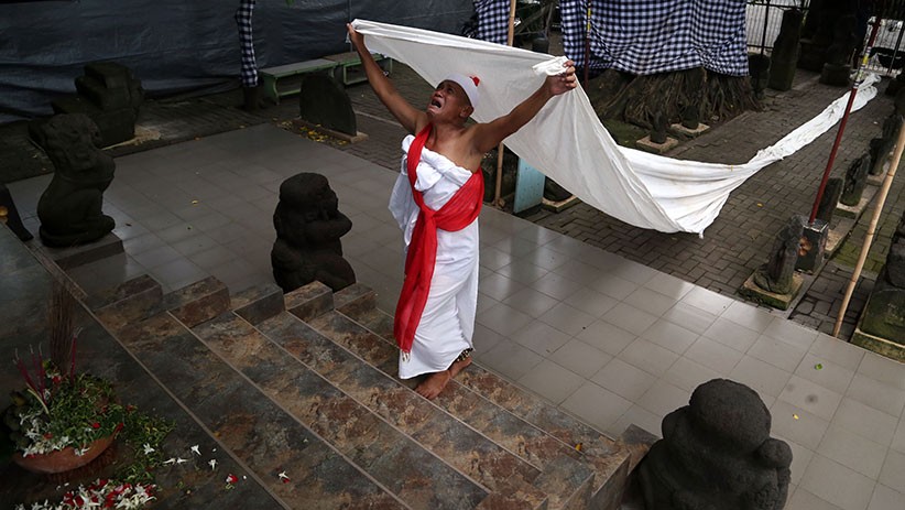Rakyat Jelata Hadapi Jalan Buntu, Seniman Mengadu ke Patung Joko Dolog  - Bagian 1