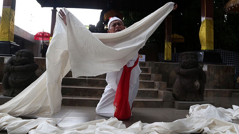 Rakyat Jelata Hadapi Jalan Buntu, Seniman Mengadu ke Patung Joko Dolog  - Bagian 2