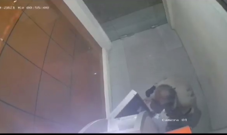 Waduh, Kakek di Blitar Ini Nekat Bobol Mesin ATM dengan Kapak 