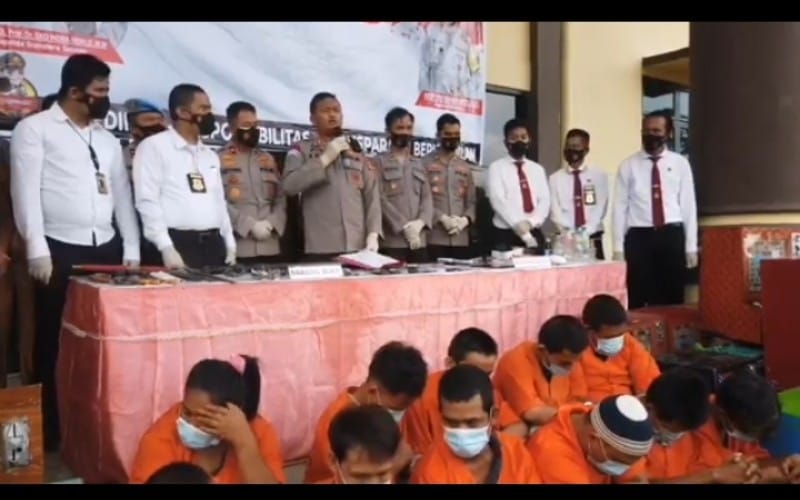 title 12 Warga Kampung Narkoba di Muratara Ditetapkan Menjadi Tersangka 12 Warga Kampung Narkoba di Muratara Ditetapkan Menjadi Tersangka