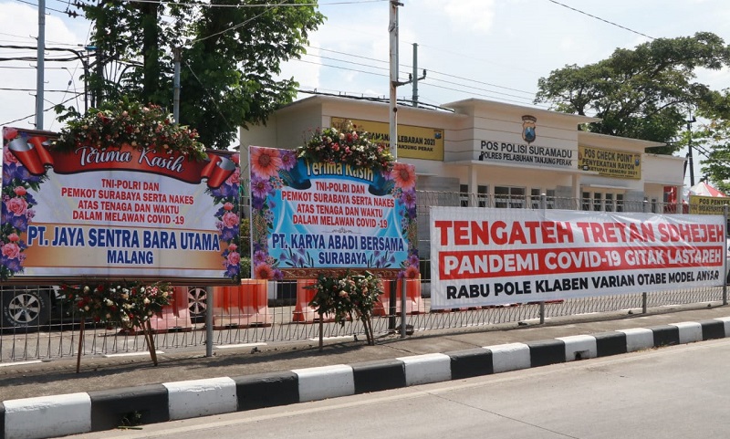 Dukung Penyekatan di Suramadu, Warga Kirim Karangan Bunga untuk TNI-Polri dan Nakes 