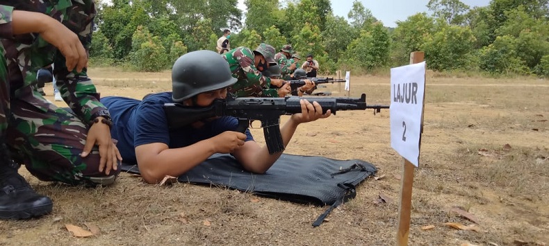 HUT ke-11 Korem 045, Kasdim Ajak Satpam dan Wartawan Latihan Menembak 