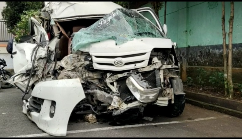 Bus Budiman Hantam Travel Oleng di Tasikmalaya, 1 Tewas 5 Luka-Luka