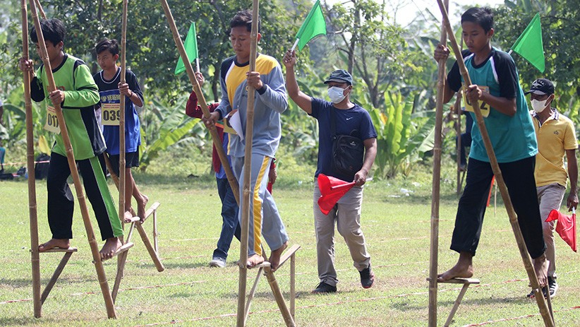 Serunya Pelajar SMP Kediri Adu Cepat Kompetisi Olahraga Tradisional Egrang - Bagian 1