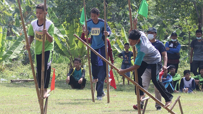 Serunya Pelajar SMP Kediri Adu Cepat Kompetisi Olahraga Tradisional Egrang - Bagian 2