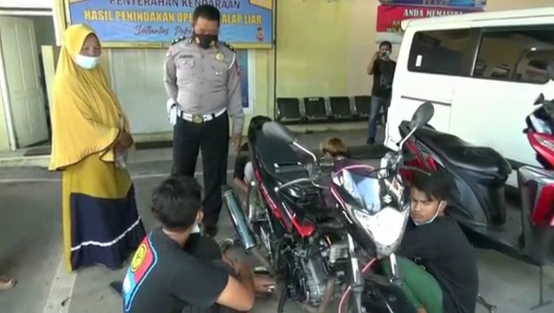 title Ibu di Tuban Emosi, Marahi Anaknya yang Ikut Balap Liar dan Terjaring Razia Polisi Ibu di Tuban Emosi, Marahi Anaknya yang Ikut Balap Liar dan Terjaring Razia Polisi