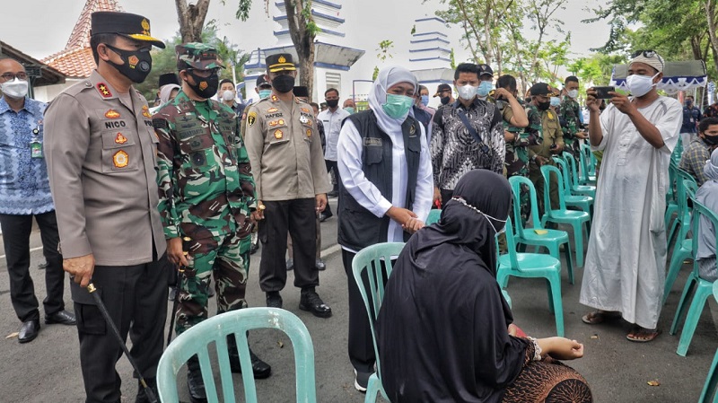 Gubernur Khofifah dan Forkopimda Jatim Tinjau Vaksinasi Massal di Sampang