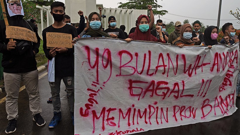 Mahasiswa Bakar Ban, Tuntut Gubernur Banten Realisasikan Janji Kampanye - Bagian 2