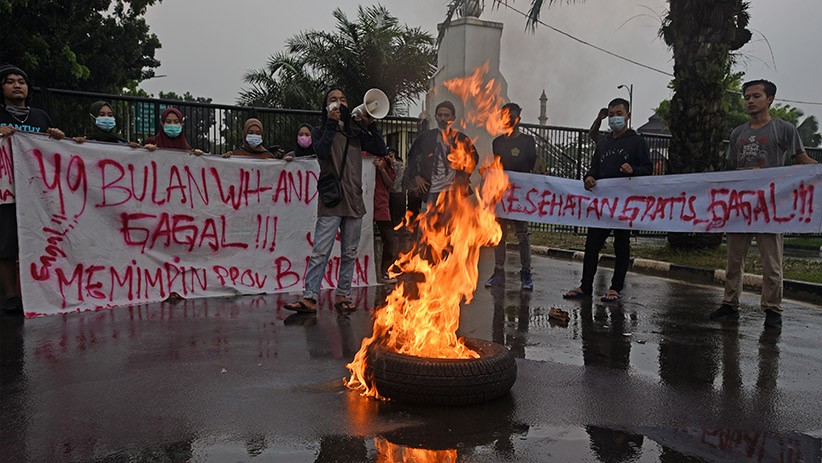 Mahasiswa Bakar Ban, Tuntut Gubernur Banten Realisasikan Janji Kampanye - Bagian 1