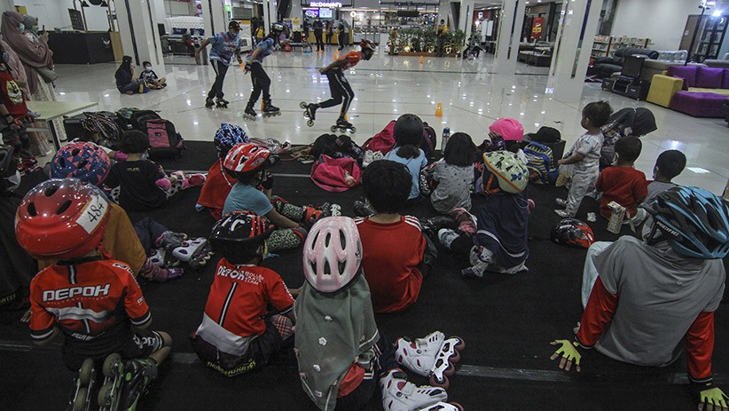 Tingkatkan Kemampuan, Anak-Anak Berlatih Sepatu Roda di Pusat Perbelanjaan  - Bagian 2