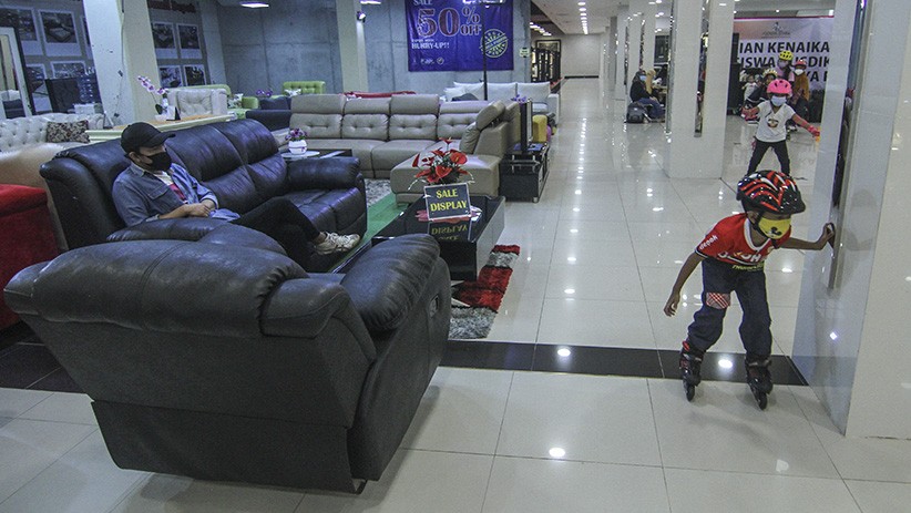 Tingkatkan Kemampuan, Anak-Anak Berlatih Sepatu Roda di Pusat Perbelanjaan  - Bagian 3