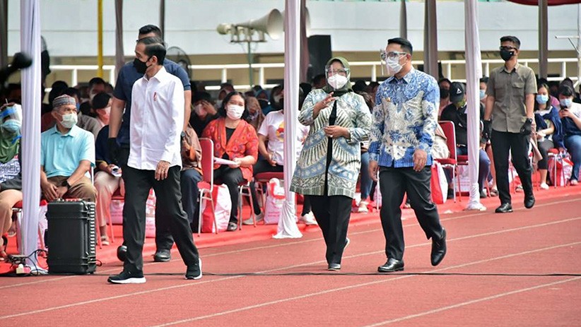 Presiden Jokowi Minta Satgas Gelar Rutin Vaksinasi Massal di Stadion Pakansari - Bagian 2