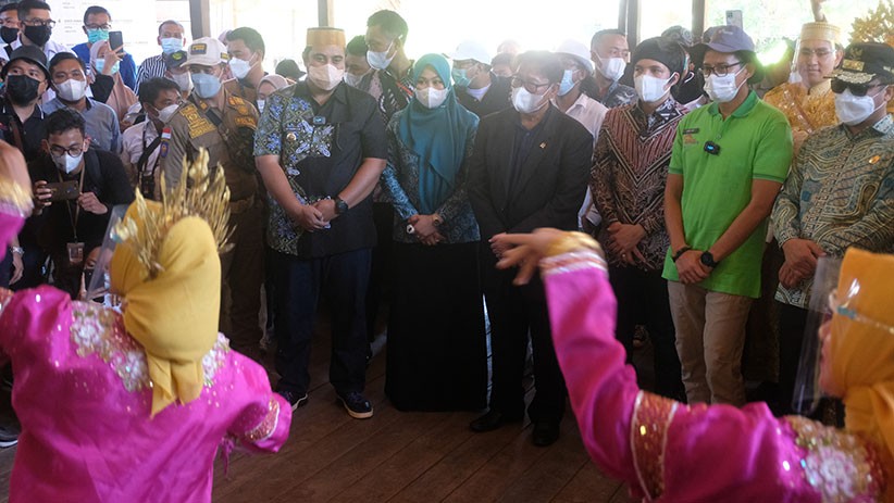 Sandiaga Uno Ditemani Atta Halilintar Kunjungi Geo Park Rammang-Rammang - Bagian 2