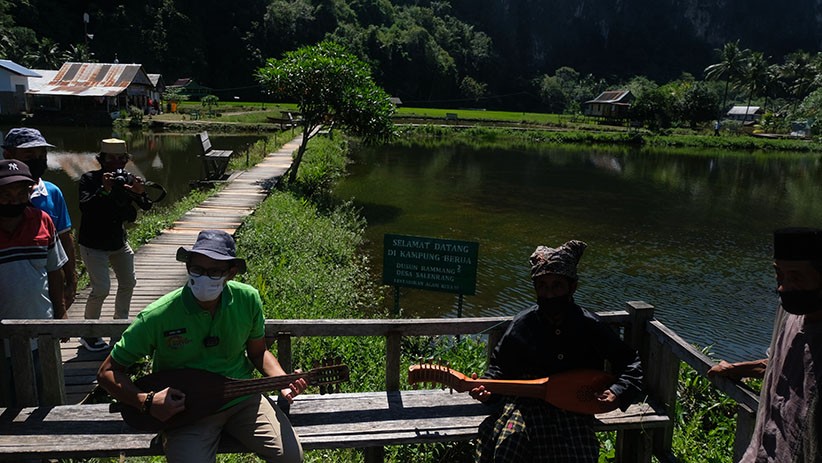 Sandiaga Uno Ditemani Atta Halilintar Kunjungi Geo Park Rammang-Rammang - Bagian 4