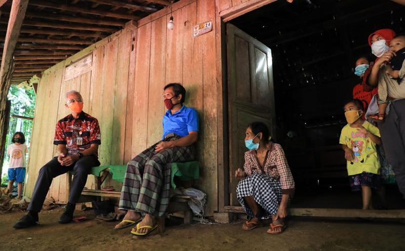 Bahagianya Tunanetra Pembuat Besek di Kabupaten Semarang Dapat Bantuan RTLH