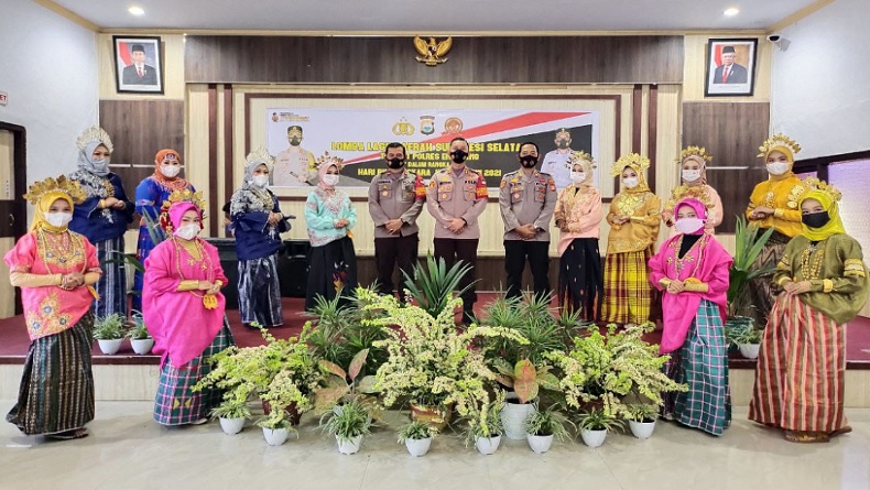 Buka Lomba Nyanyi HUT Bhayangkara, Kapolres Enrekang: Tetap Terapkan Protokol Kesehatan