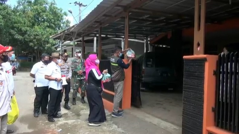 73 Warga Desa Kihiyang yang Tengah Isolasi Dapat Sembako dari Satgas Covid-19 Binong
