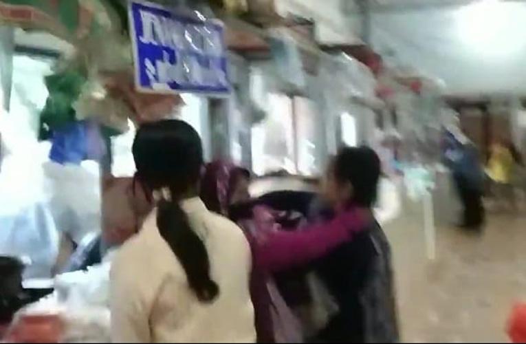 Heboh, Dua Perempuan Saling Cekik di Pasar Purwokerto