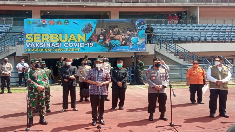 Vaksinasi Massal di Stadion GBLA Ditinjau 3 Pejabat Tinggi Negara