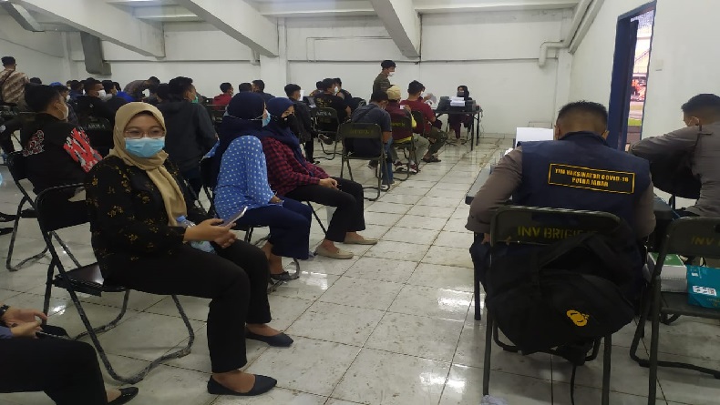 Tenda Roboh Diterpa Angin Kencang, Vaksinasi Dilanjutkan di Ruangan Stadion GBLA