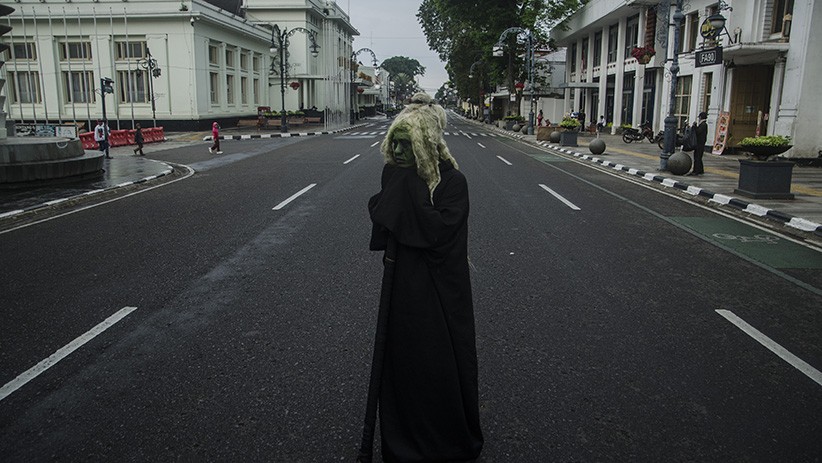 Kawasan Asia Afrika Bandung Ditutup, Warga Pakai Kostum Hantu Tiduran di Jalan - Bagian 2