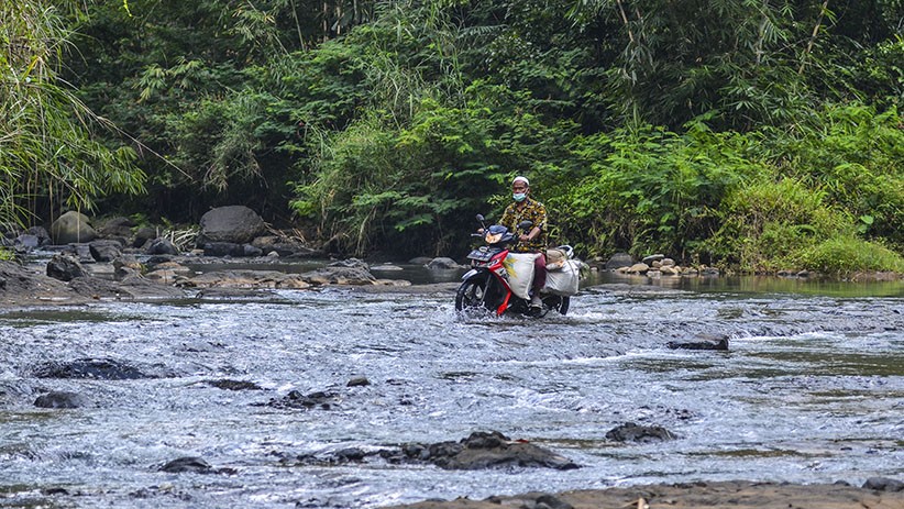 Warga Pangandaran Nekat Lewati Derasnya Sungai Sintok karena Tak Ada Jembatan - Bagian 3