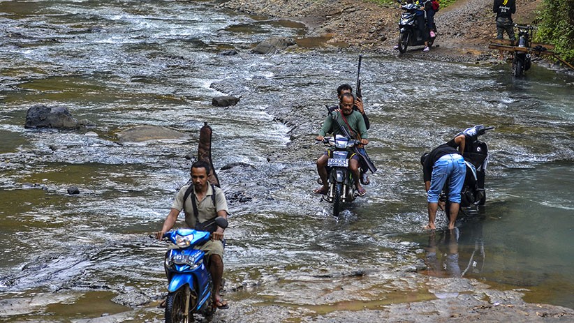 Warga Pangandaran Nekat Lewati Derasnya Sungai Sintok karena Tak Ada Jembatan - Bagian 2