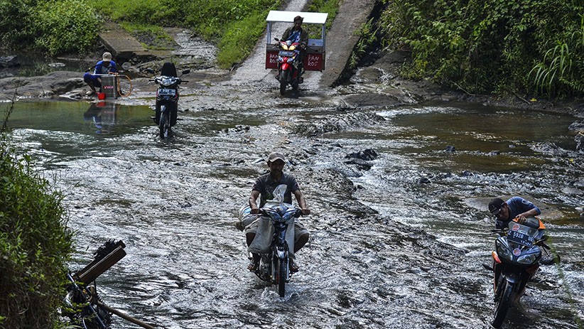Warga Pangandaran Nekat Lewati Derasnya Sungai Sintok karena Tak Ada Jembatan - Bagian 1