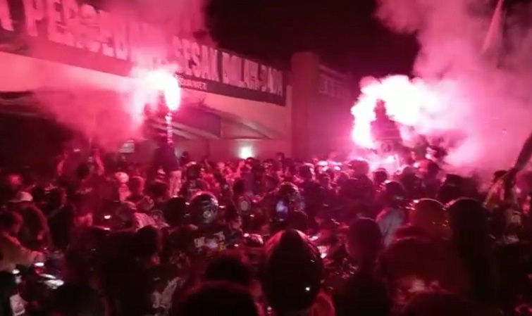 Perayaan Ultah Persebaya Diwarnai Bentrokan, Bonek Sempat Kocar-Kacir