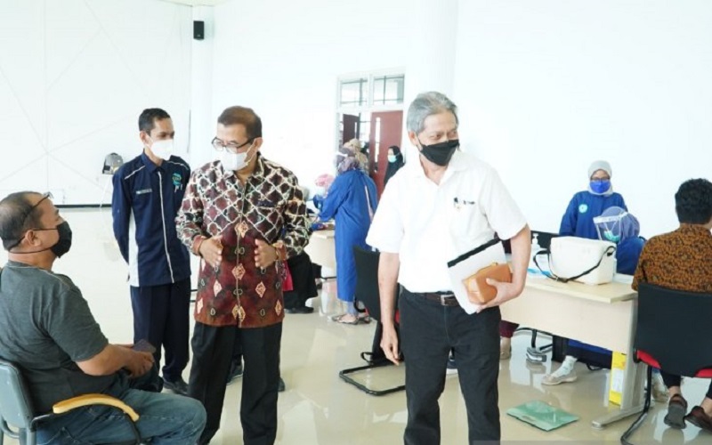 Persiapan Kuliah Tatap Muka, 1.800 Tenaga Pendidik di ULM Divaksin Covid-19