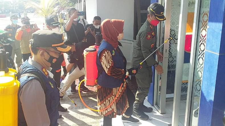 Cegah Penyebaran Covid-19, Fasilitas Publik di Sukoharjo Disemprot Disinfektan 