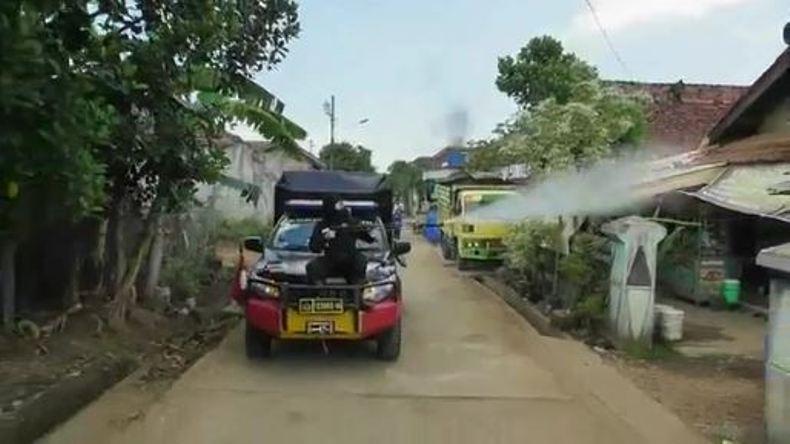Aparat Polres Jepara Gelar Penyemprotan Disinfektan di Permukiman Penduduk 