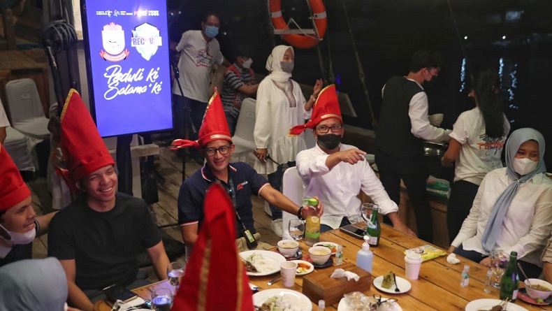1,5 Jam Melaut, Danny Pomanto Makan Malam Bersama Sandiaga Uno di Kapal Pinisi