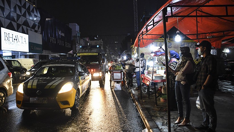 Kegiatan Masyarakat Dibatasi hingga Pukul 21.00, Polisi Gencar Patroli di Jakarta - Bagian 3